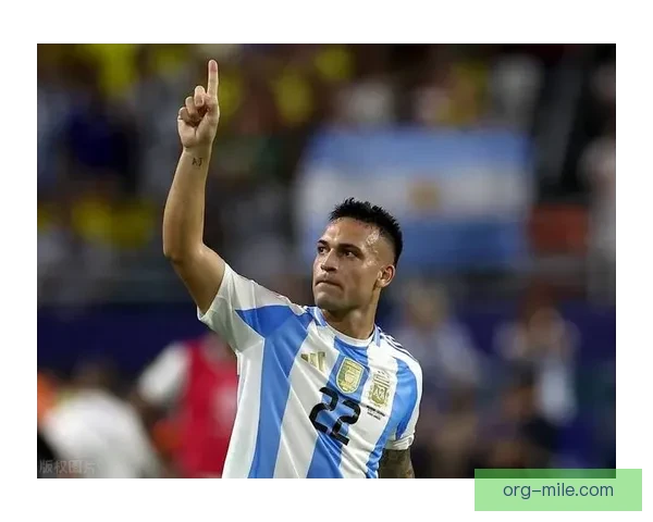 劳塔罗·马丁内斯绝杀阿根廷卫冕美洲杯 捧起历史之杯